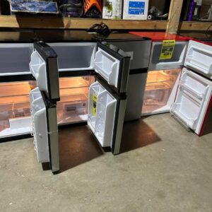 Midea 3.5 Cu. Ft. Compact Refrigerator, Model WHS-35LB1 - Image 2