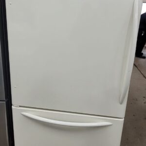 Frigidaire Refrigerator – 18 Cu. Ft | Used Appliance Deal - Image 3